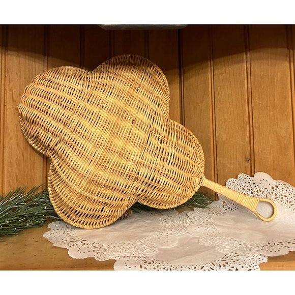 Vintage Woven Rattan Clover-Shaped Wall Decor Serving Basket Unique Shape Cottag - Picture 2 of 4